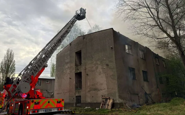 V Ostravě hoří budova, kterou obývají bezdomovci. Hasiči vyhlásili druhý stupeň poplachu