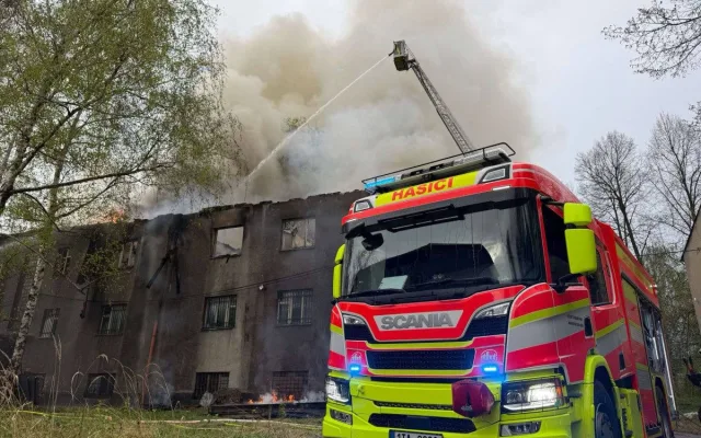 V Ostravě hoří budova, kterou obývají bezdomovci. Hasiči vyhlásili druhý stupeň poplachu