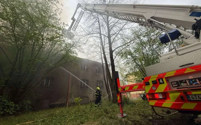 V Ostravě hoří budova, kterou obývají bezdomovci. Hasiči vyhlásili druhý stupeň poplachu