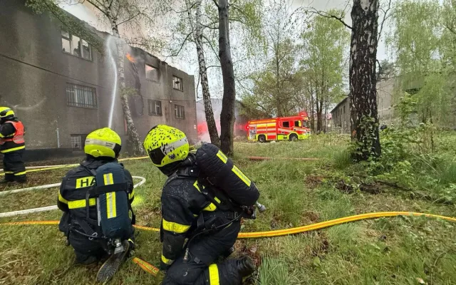 V Ostravě hoří budova, kterou obývají bezdomovci. Hasiči vyhlásili druhý stupeň poplachu