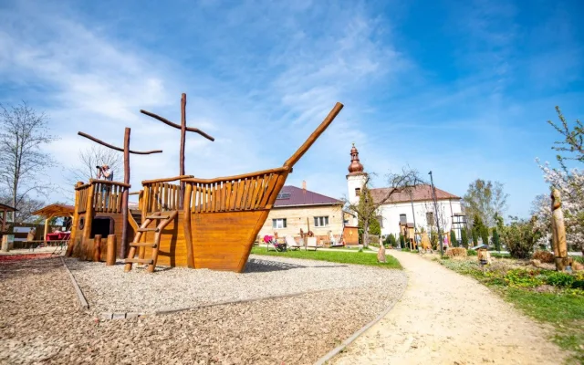 Kout ctností, pétanque i stolní fotbal. Farní zahrada sv. Marka v Heřmanicích sbližuje generace