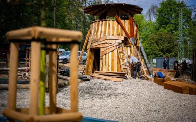 V Bělském lese se rodí obryně. V novém parku nechybí labyrint ani okřídlená stonožka
