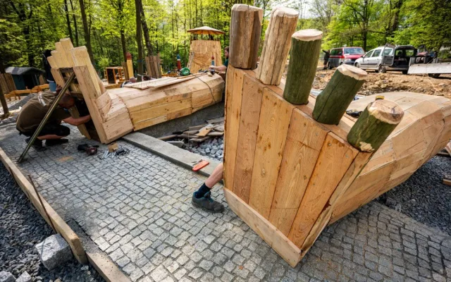 V Bělském lese se rodí obryně. V novém parku nechybí labyrint ani okřídlená stonožka