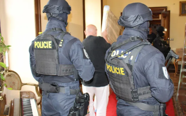 Na kunínský zámek dorazil unikátní obraz císařovny Sissi. Na předávku dohlížela policie