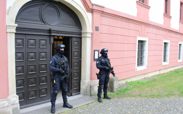 Na kunínský zámek dorazil unikátní obraz císařovny Sissi. Na předávku dohlížela policie