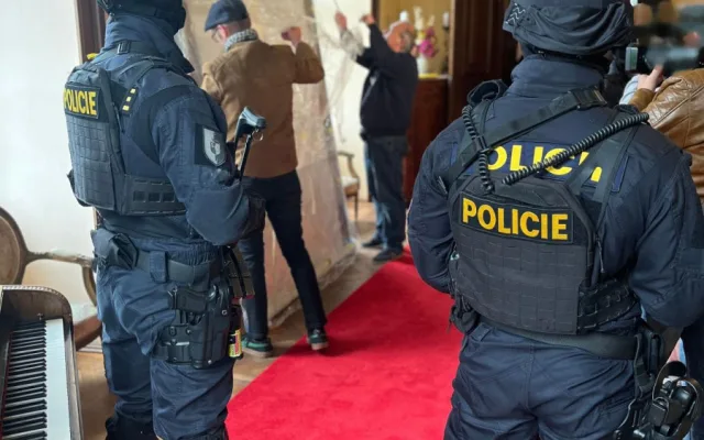 Na kunínský zámek dorazil unikátní obraz císařovny Sissi. Na předávku dohlížela policie