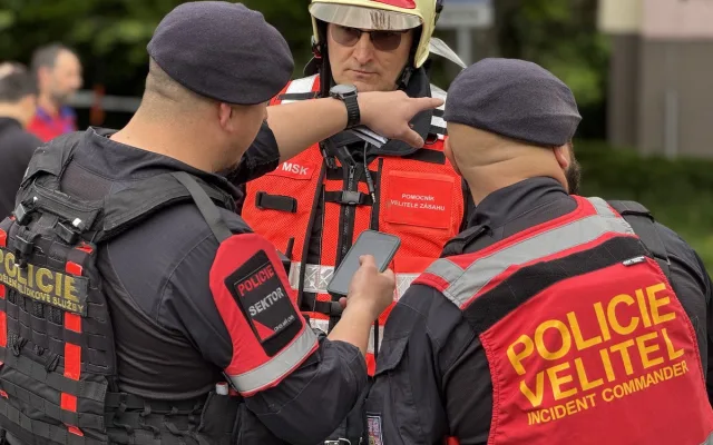 Výbuch a požár v panelovém domě v ostravské Dubině. Deset lidí se zranilo