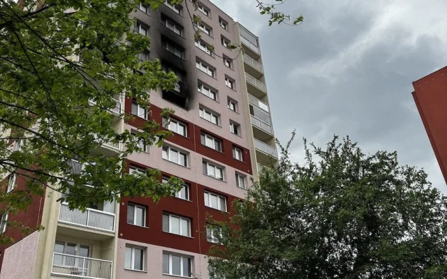 Výbuch a požár v panelovém domě v ostravské Dubině. Deset lidí se zranilo