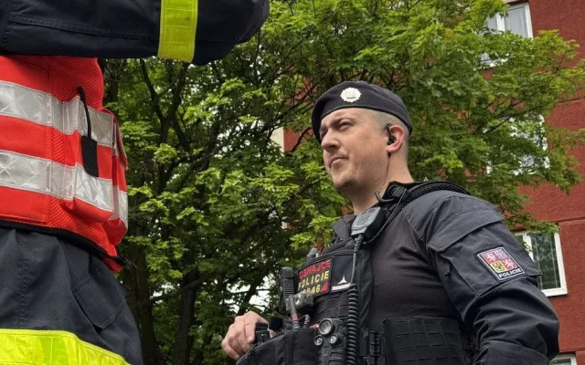 Výbuch a požár v panelovém domě v ostravské Dubině. Deset lidí se zranilo