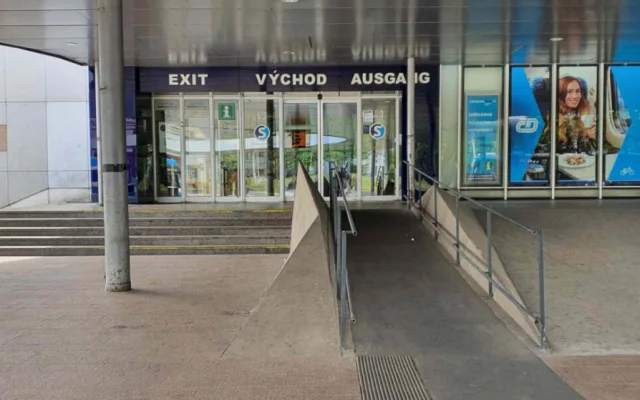 Pamětní desky jsou vlevo od východu z haly nádraží