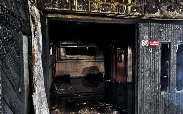 Při požáru přístřešku kompletně shořela dvě auta, kouřil byl vidět na stovky metrů