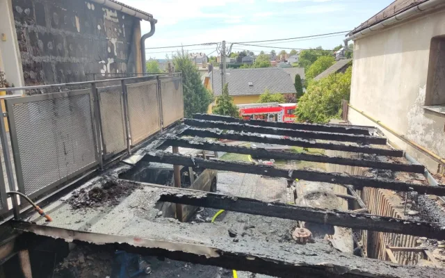 Při požáru přístřešku kompletně shořela dvě auta, kouřil byl vidět na stovky metrů
