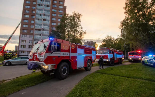 Kvůli požáru panelového domu v Porubě hasiči evakuovali 61 lidí. Tři skončili v nemocnici