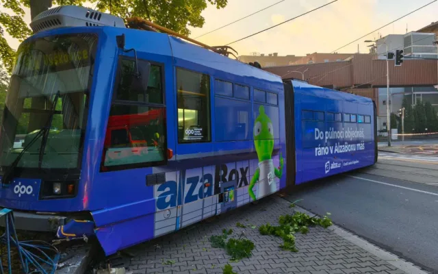 V Ostravě se srazilo auto s tramvají. Ta zůstala zaklíněná na chodníku