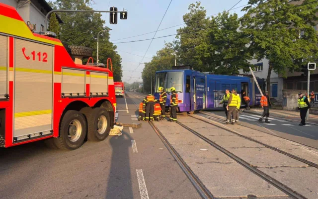 V Ostravě se srazilo auto s tramvají. Ta zůstala zaklíněná na chodníku