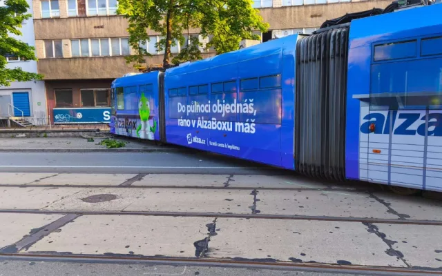 V Ostravě se srazilo auto s tramvají. Ta zůstala zaklíněná na chodníku