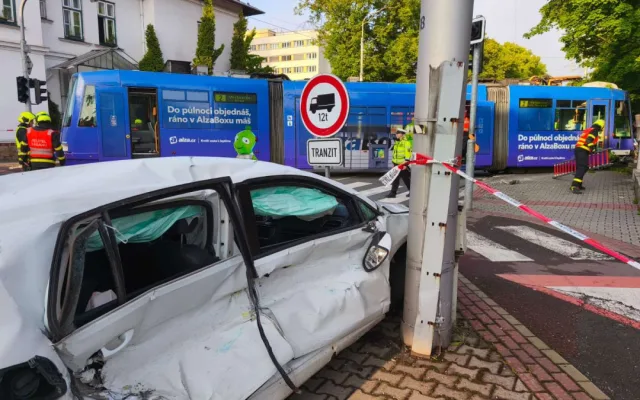 V Ostravě se srazilo auto s tramvají. Ta zůstala zaklíněná na chodníku