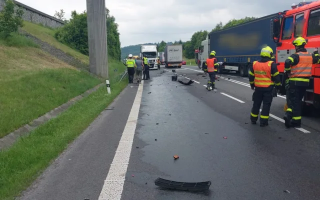 Hromadná nehoda šesti vozidel u Jablunkova. Jeden z řidičů vezl v kamionu munici