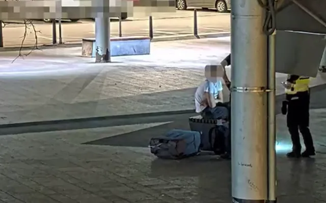 VIDEO: Kamerový systém sledoval, jak zloděj ukradl iPhone muži, který spal na lavičce