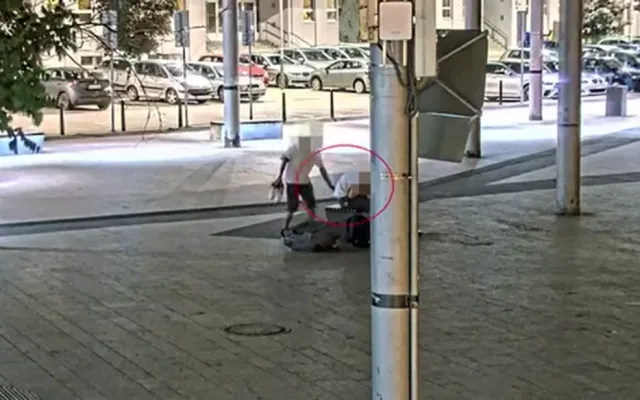 VIDEO: Kamerový systém sledoval, jak zloděj ukradl iPhone muži, který spal na lavičce
