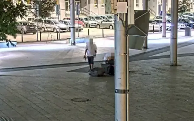 VIDEO: Kamerový systém sledoval, jak zloděj ukradl iPhone muži, který spal na lavičce