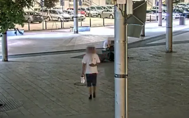 VIDEO: Kamerový systém sledoval, jak zloděj ukradl iPhone muži, který spal na lavičce