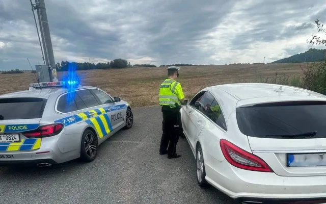 Policisté v kraji si v pátek posvítili na řidiče, 125 z nich jelo příliš rychle