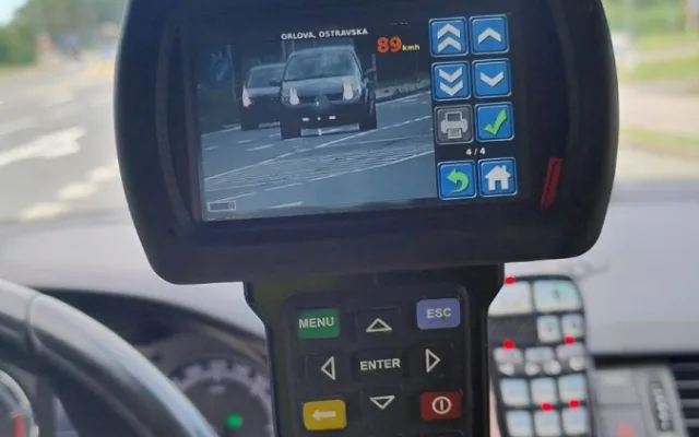 Policisté v kraji si v pátek posvítili na řidiče, 125 z nich jelo příliš rychle