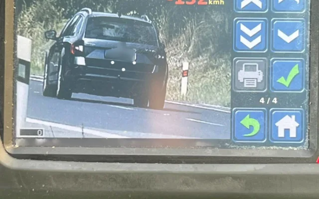 Policisté v kraji si v pátek posvítili na řidiče, 125 z nich jelo příliš rychle