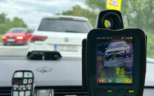 Policisté v kraji si v pátek posvítili na řidiče, 125 z nich jelo příliš rychle
