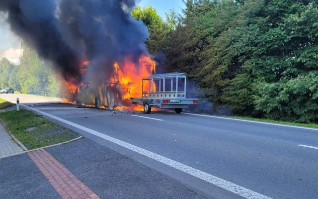 Požár autobusu v Ropici způsobil škodu milion korun, cestující včas unikli