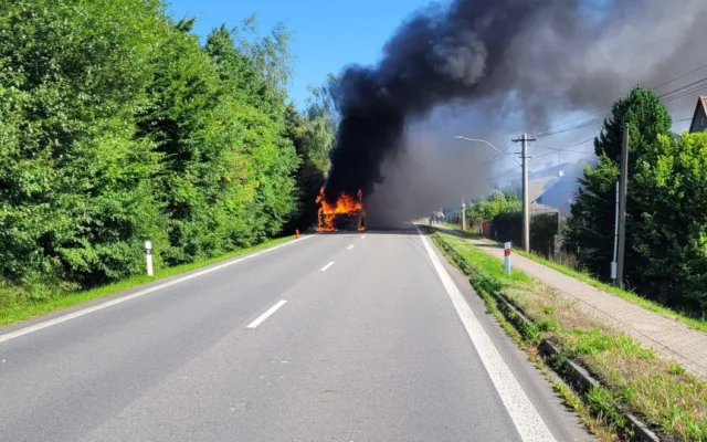 Požár autobusu v Ropici způsobil škodu milion korun, cestující včas unikli