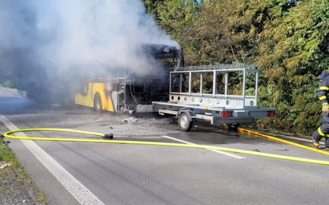 Požár autobusu v Ropici způsobil škodu milion korun, cestující včas unikli