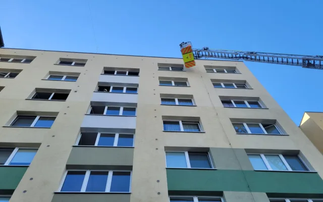 Panelák v plamenech. V Opavě hořelo, záchranáři ošetřili devět lidí