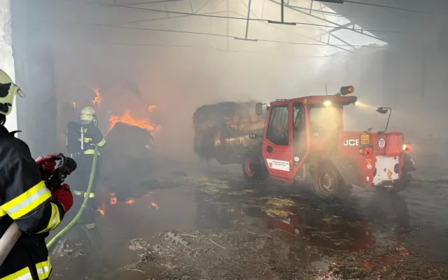 V Kravařích v noci hořel seník. Hasiči požár likvidovali několik hodin