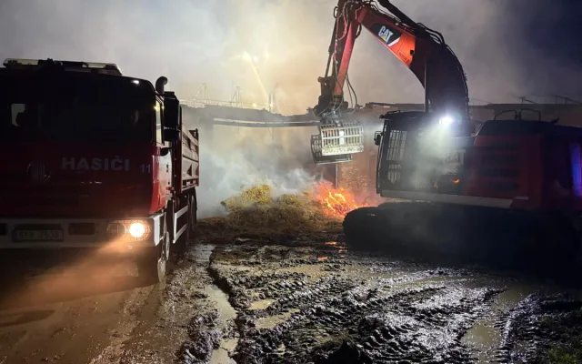 V Kravařích v noci hořel seník. Hasiči požár likvidovali několik hodin