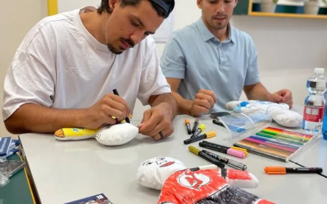 Hokejisté bavili nemocné děti z Ostravy. Malovali panenky a sdíleli historky z NHL