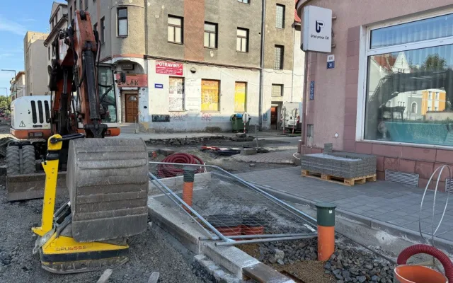 FOTO: Stavební práce na ulici Přemyslovců se chýlí ke konci, přišel čas zeleně