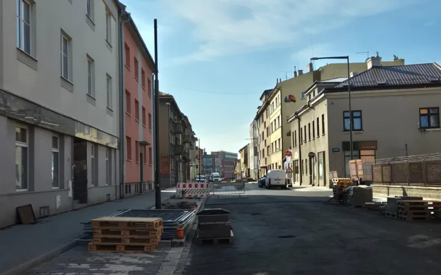 FOTO: Stavební práce na ulici Přemyslovců se chýlí ke konci, přišel čas zeleně