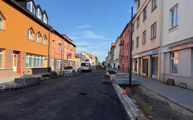 FOTO: Stavební práce na ulici Přemyslovců se chýlí ke konci, přišel čas zeleně