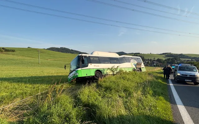Autobus sjel ze silnice kvůli indispozici řidiče, cestující vyvázli bez zranění