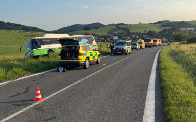 Autobus sjel ze silnice kvůli indispozici řidiče, cestující vyvázli bez zranění