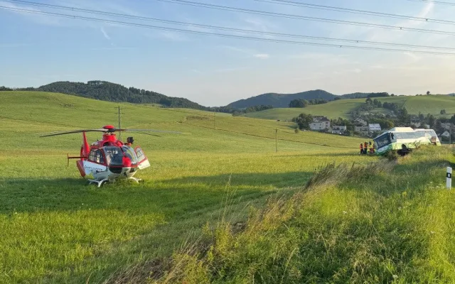 Autobus sjel ze silnice kvůli indispozici řidiče, cestující vyvázli bez zranění