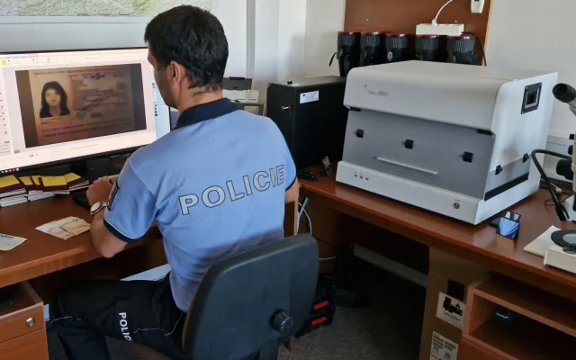 VIDEO: Dva cizinci se bez obav prokazovali falešnými doklady. Byli vyhoštěni