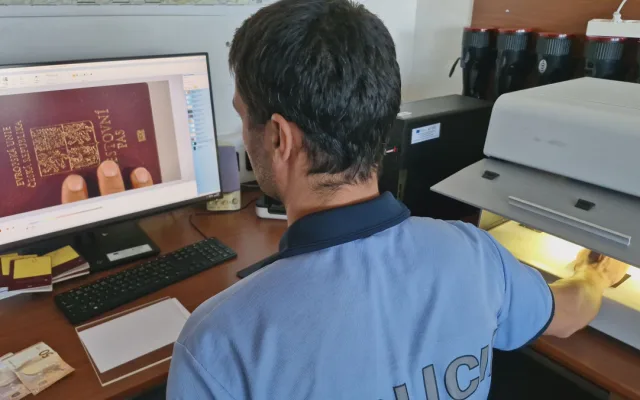 VIDEO: Dva cizinci se bez obav prokazovali falešnými doklady. Byli vyhoštěni