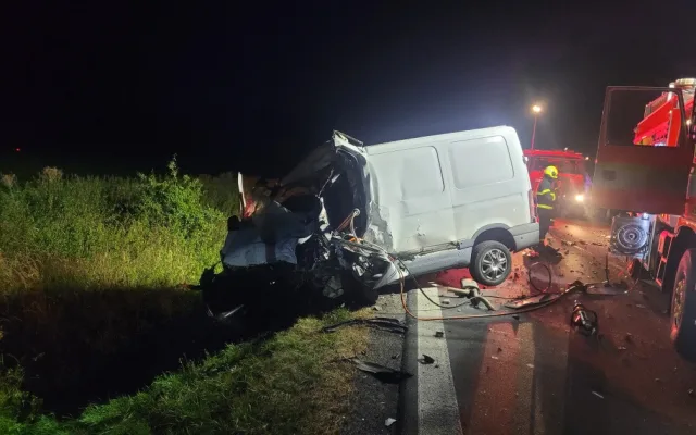 Na Bruntálsku zemřel řidič dodávky. Při předjíždění se střetl s kamionem