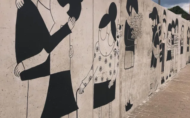 Bruntál je o něco veselejší, mural art zdobí autobusovou zastávku i fasádu domu