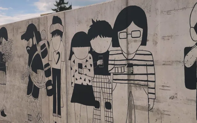 Bruntál je o něco veselejší, mural art zdobí autobusovou zastávku i fasádu domu
