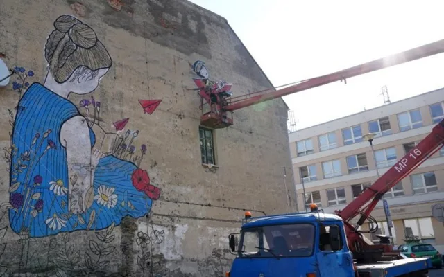 Bruntál je o něco veselejší, mural art zdobí autobusovou zastávku i fasádu domu