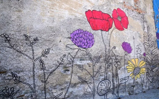 Bruntál je o něco veselejší, mural art zdobí autobusovou zastávku i fasádu domu
